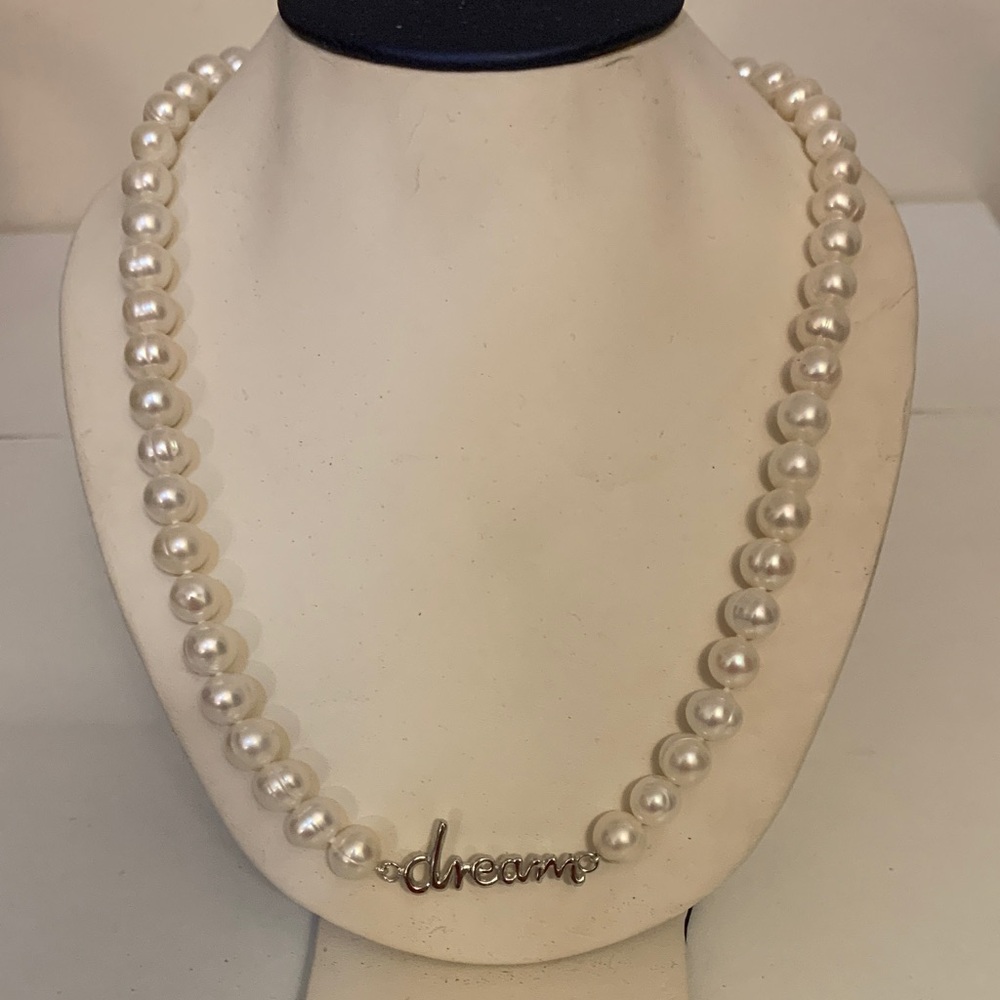 Elegant Pearl Necklace with Silver 'Dream' Pendant